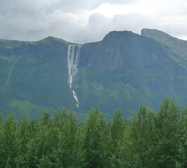 Udsigt til Hydnefossen fra hytter du kan leje i Søre Skolt, Hemsedal