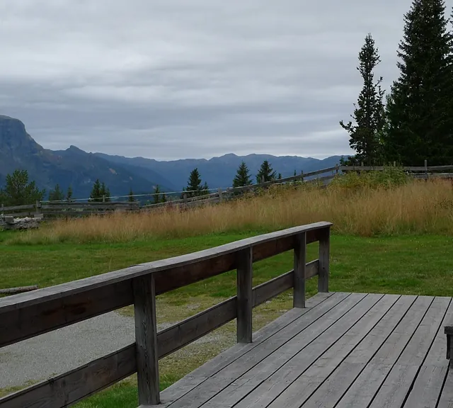Udsigt mod Totten og Hemsedal Skicenter, set fra hytte til leje i Søre Skolt