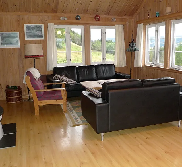 Hytte i leje i Søre Skolte Hemsedal - lys stue med peis, adgang til hems og med udsigt